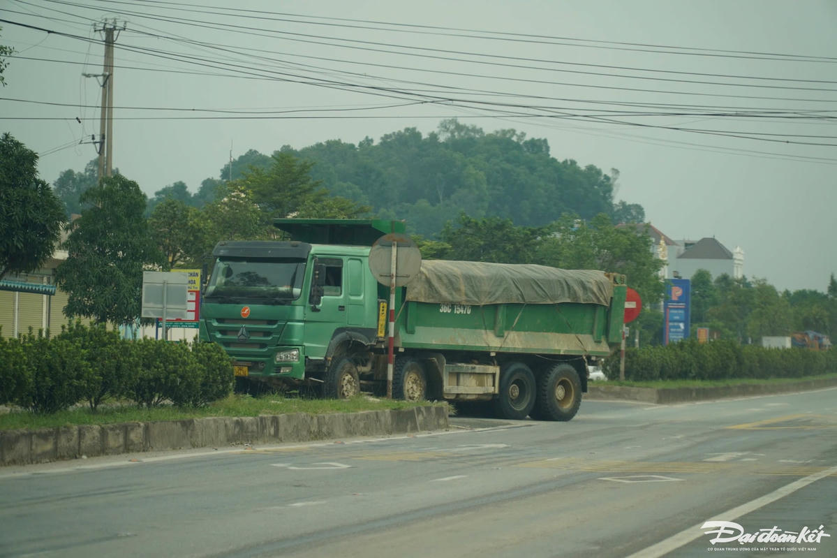 Khi đi qua điểm giao cắt, các phương tiện 