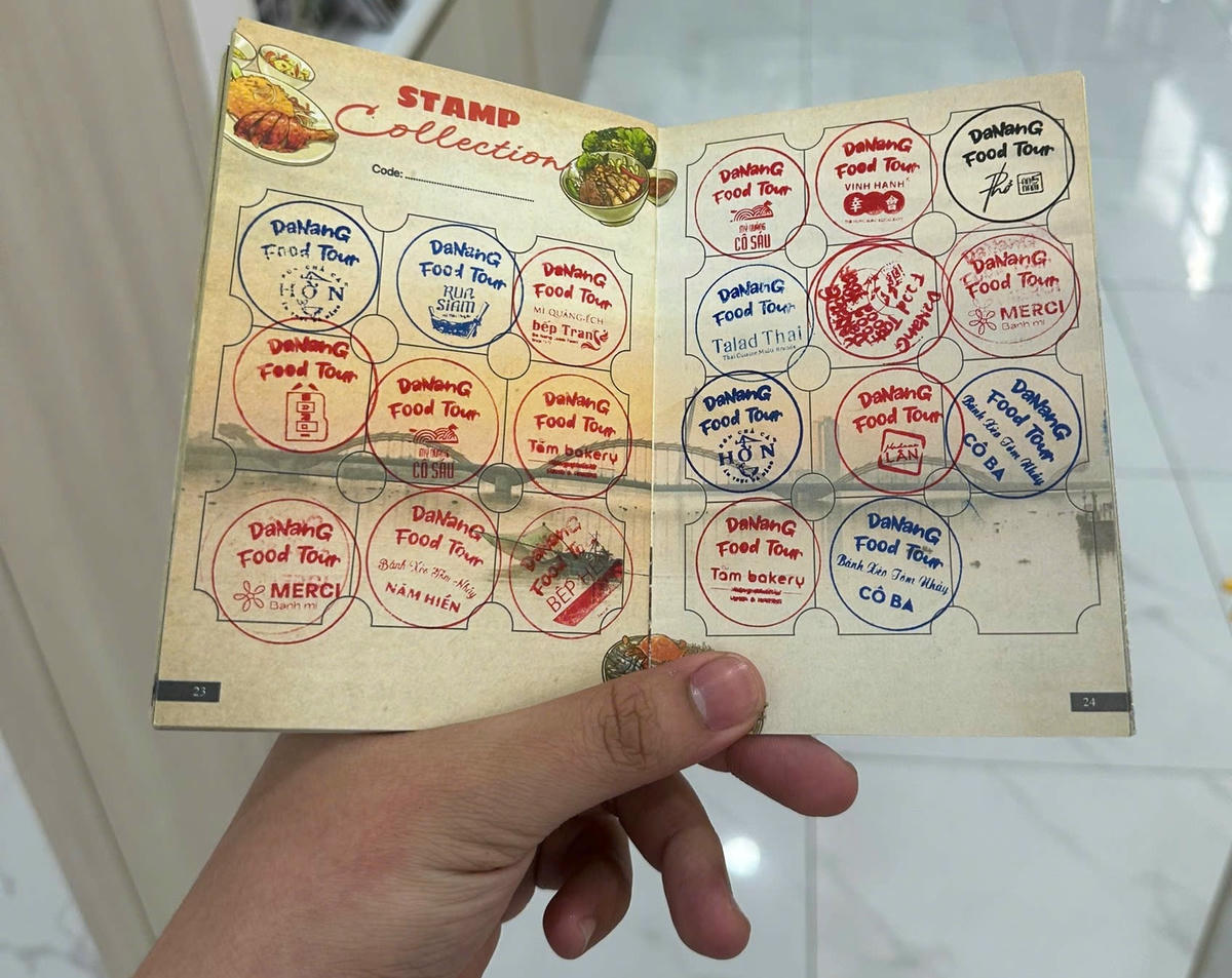 Du khách sưu tập các con dấu khi ăn uống tại các cơ sở ẩm thực. Ảnh Nguyễn Tú.