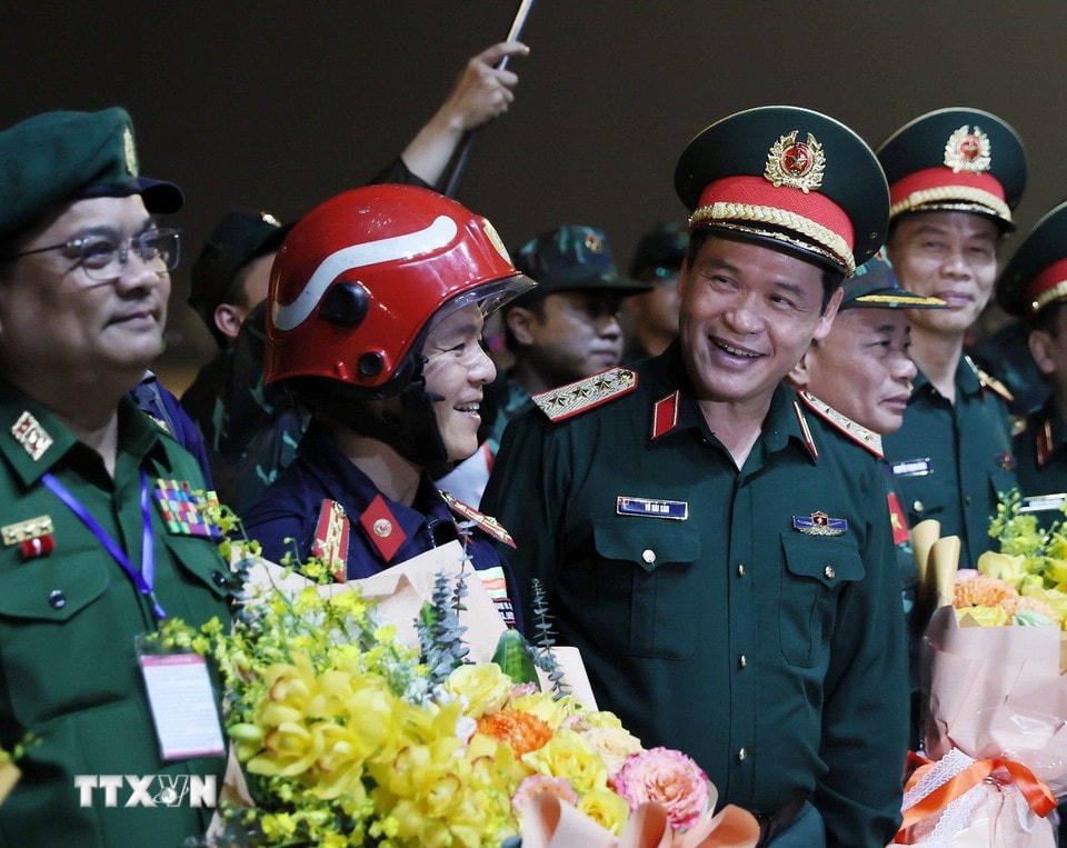 Thượng tướng Vũ Hải Sản, Thứ trưởng Bộ Quốc phòng đón và động viên khích lệ tinh thần lực lượng cứu hộ, cứu nạn hoàn thành nhiệm vụ tại Myanmar trở về. (Ảnh: TTXVN)