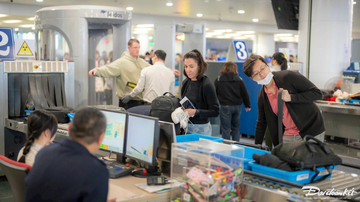 Một số hình ảnh về nỗ lực phục vụ hành khách, hoạt động bay nhộn nhịp tại Cảng HKQT Nội bài (9)