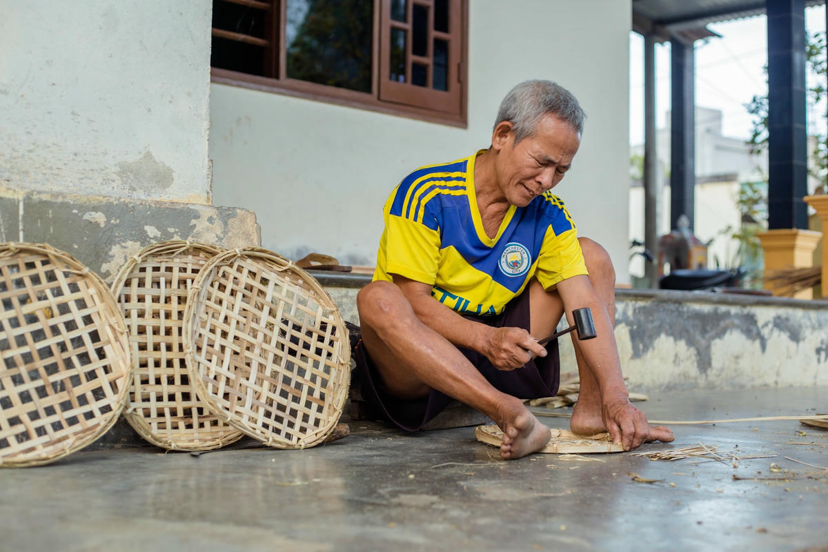 Muốn sản phẩm chắc chắn, bền, các nghệ nhân phải tìm mua và chọn những cây tre, nứa thân to, thẳng vào các tháng rét để tránh mối, mọt… chia ra thành những khúc dài bằng nhau để làm nguyên liệu.