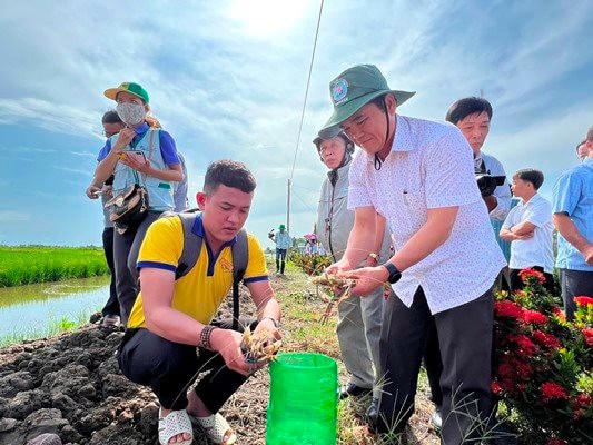Lãnh đạo Sở NN-PTNT tỉnh Cà Mau kiểm tra mô hình nuôi đạt chứng nhận ASC.