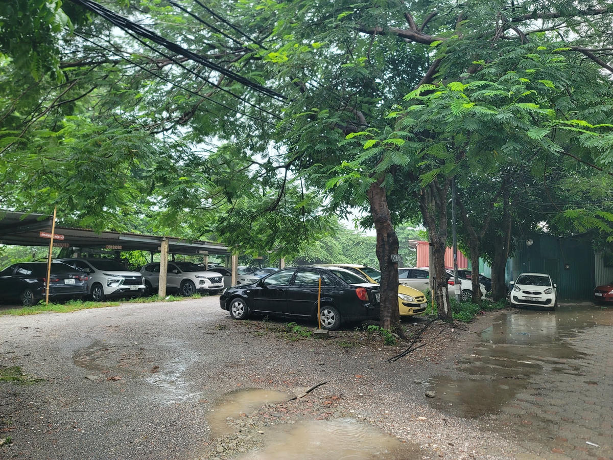 Nhà để xe sơ sài phía sau chung cư CT5 Tân Triều.