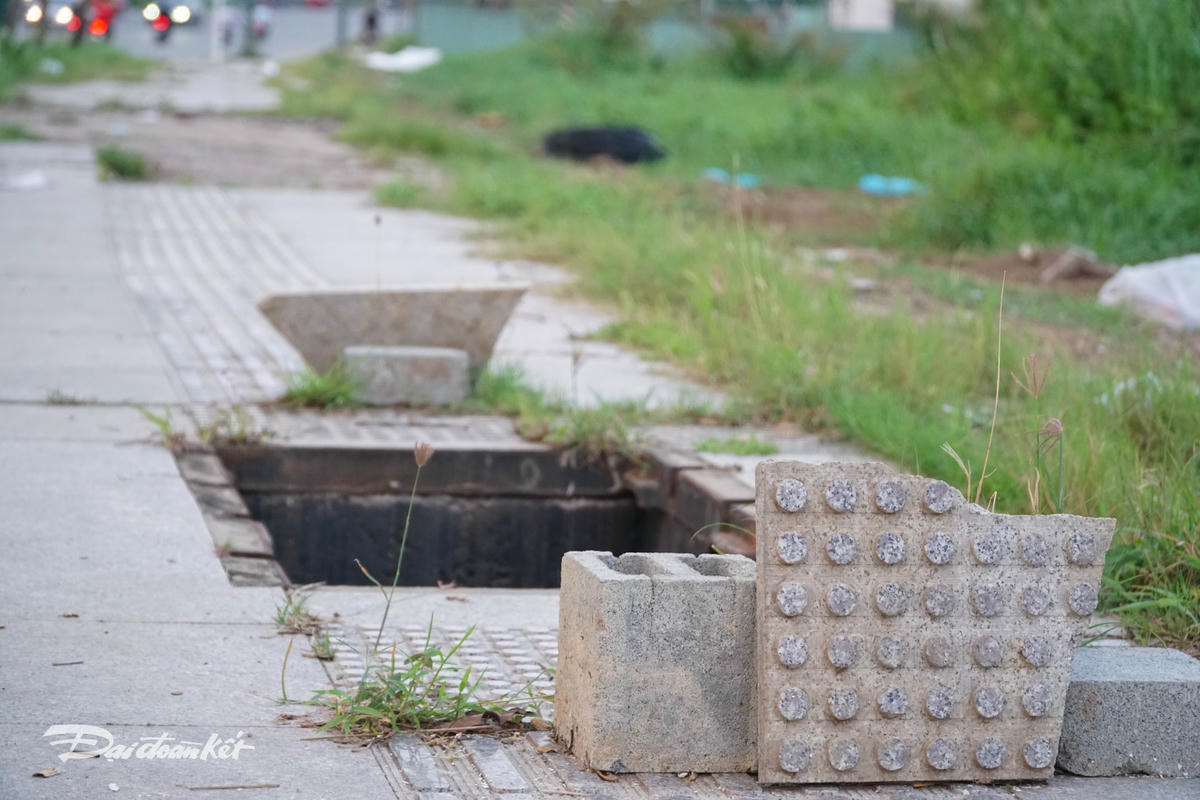 Các nắp cống này được che chắn một cách tạm bợ.