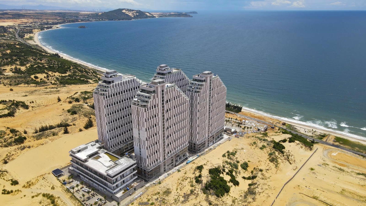 APEC Mandala Wyndham Mũi Né có tầm nhìn bao quát cung đường cát DT716 và bờ biển Mũi Né.