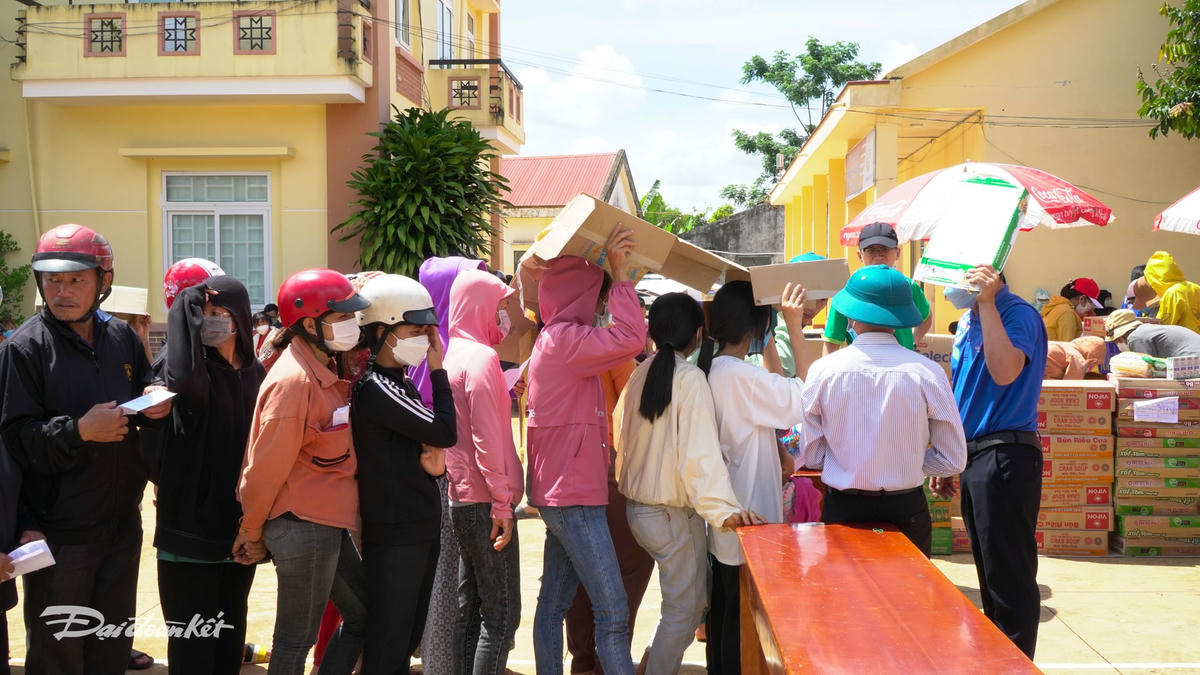 Dù trời rất nắng, người dân vẫn xếp hàng trật tự, chờ đến lượt mua hàng miễn phí.