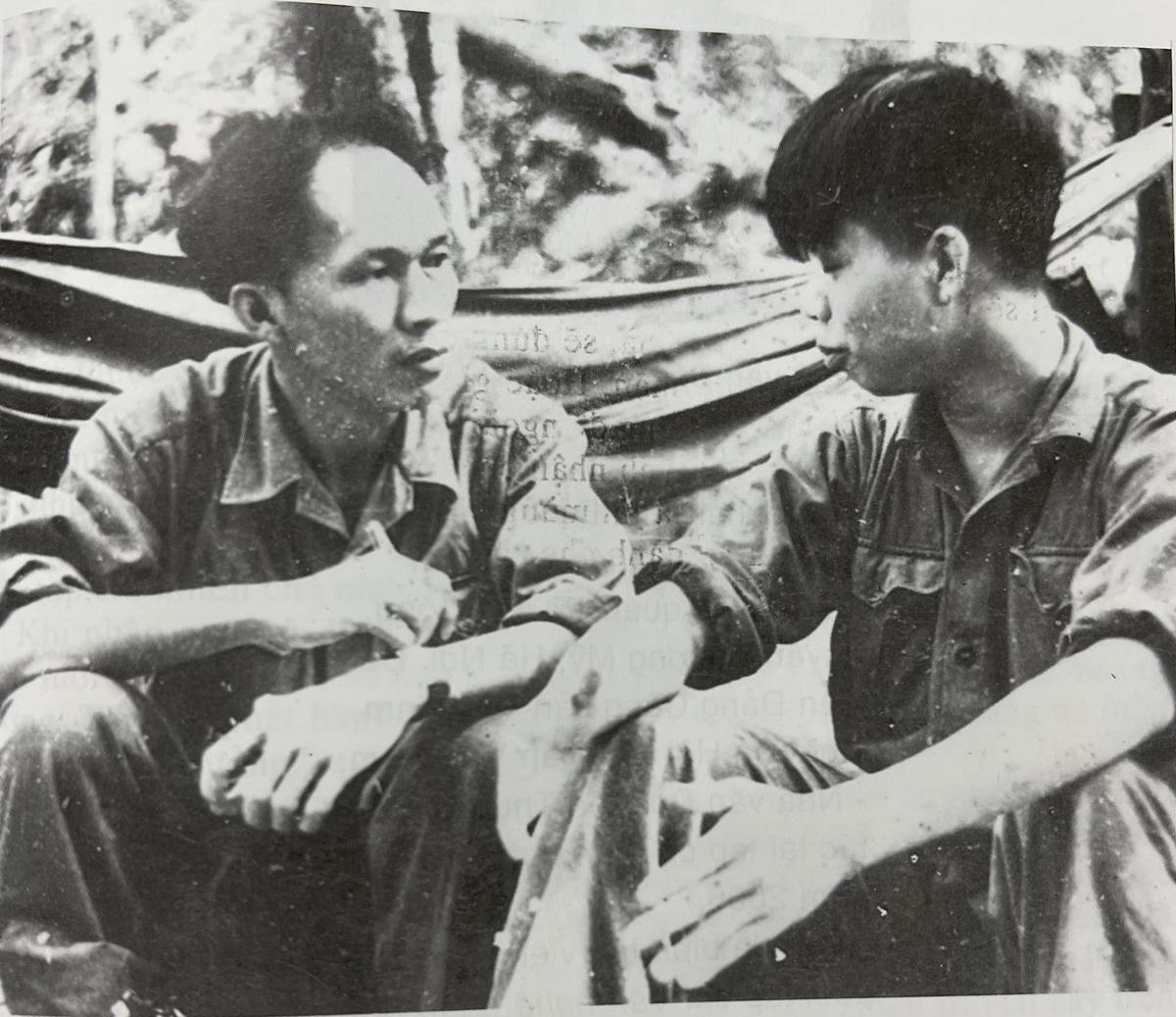 Nhà văn Xuân Thiều (bên trái) tại Trường Sơn 1971. Ảnh: Tư liệu.  