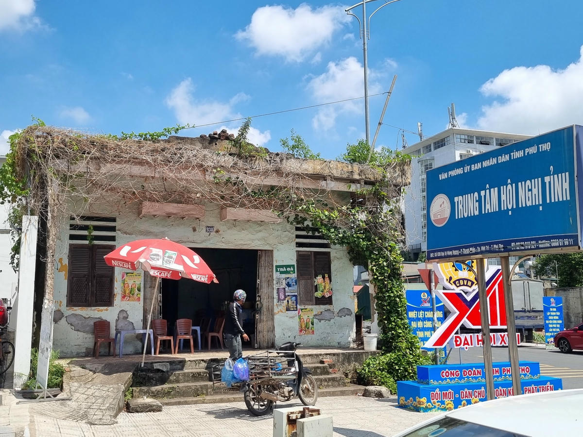 Không hiểu sao ngay cổng vào Trung tâm Hội nghị tỉnh - nơi thường xuyên tổ chức các sự kiện lớn, với sự tham gia của nhiều lãnh đạo cấp cao và nhân dân trong tỉnh mà lại để diễn ra cảnh nhếch nhác thế này.