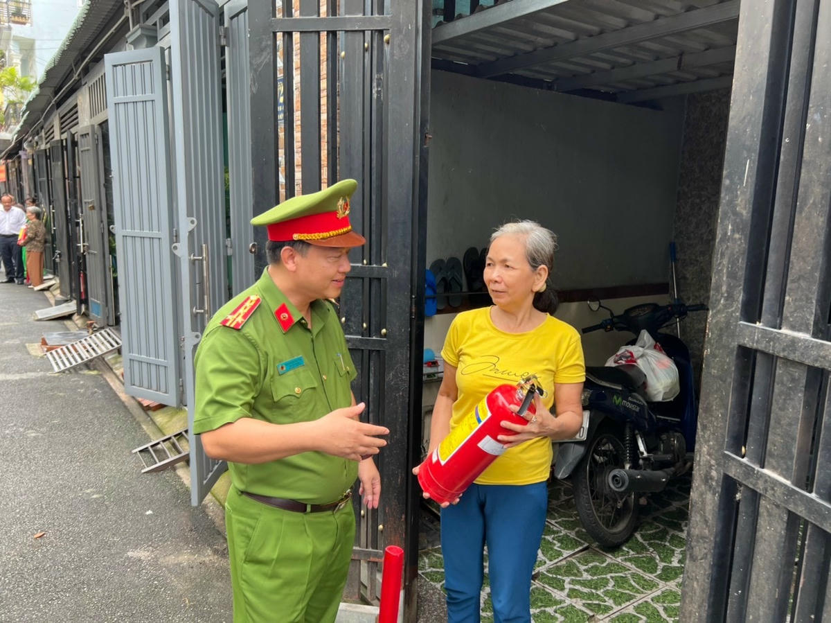 Lãnh đạo Phòng PC07 trao tặng thiết bị PCCC cho người dân.