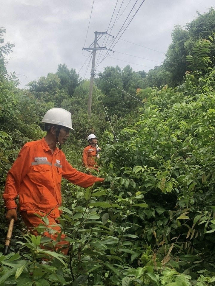 Nhân viên PC Hà Tĩnh không quản ngại khó khăn, thi đua lập thành tích chào mừng ngày thành lập Công ty.