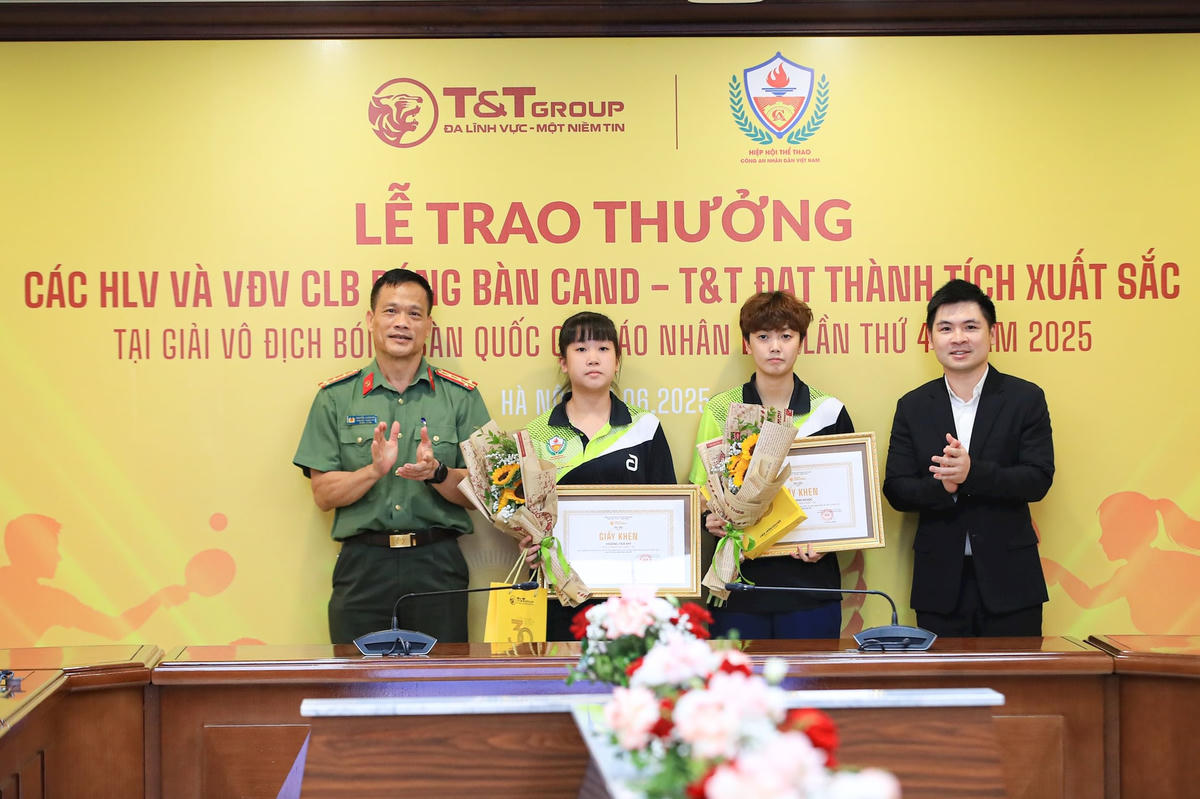 Ông Đỗ Vinh Quang, Phó Chủ tịch HĐQT Tập đoàn T&T Group và Đại tá Nguyễn Xuân Hải, Giám đốc Trung tâm Huấn luyện và Thi đấu Thể thao CAND trao thưởng cho VĐV Hoàng Trà My và Trần Mai Ngọc