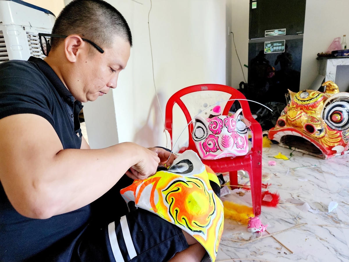 Từng công đoạn làm đầu Lân rất cẩn thận, tỉ mỉ.