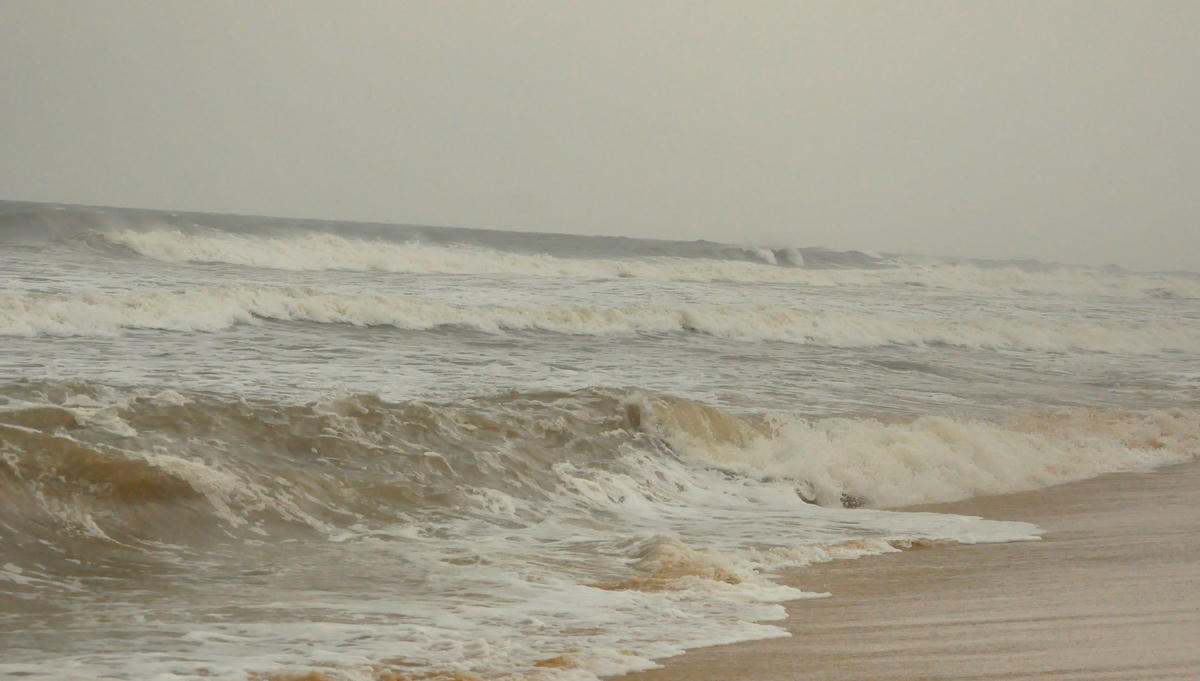 Cùng với đó, vùng biển tại đây bắt đầu xuất hiện những đợt sóng lớn.