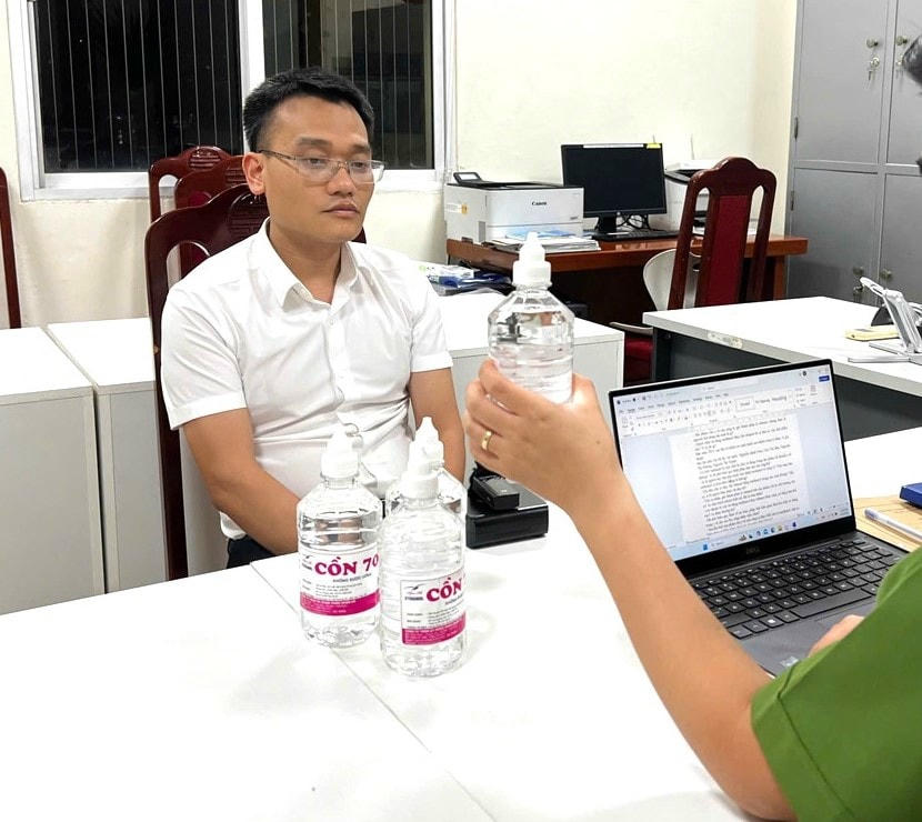 Phạm Đình Tuấn tại cơ quan điều tra. Ảnh: CACC.