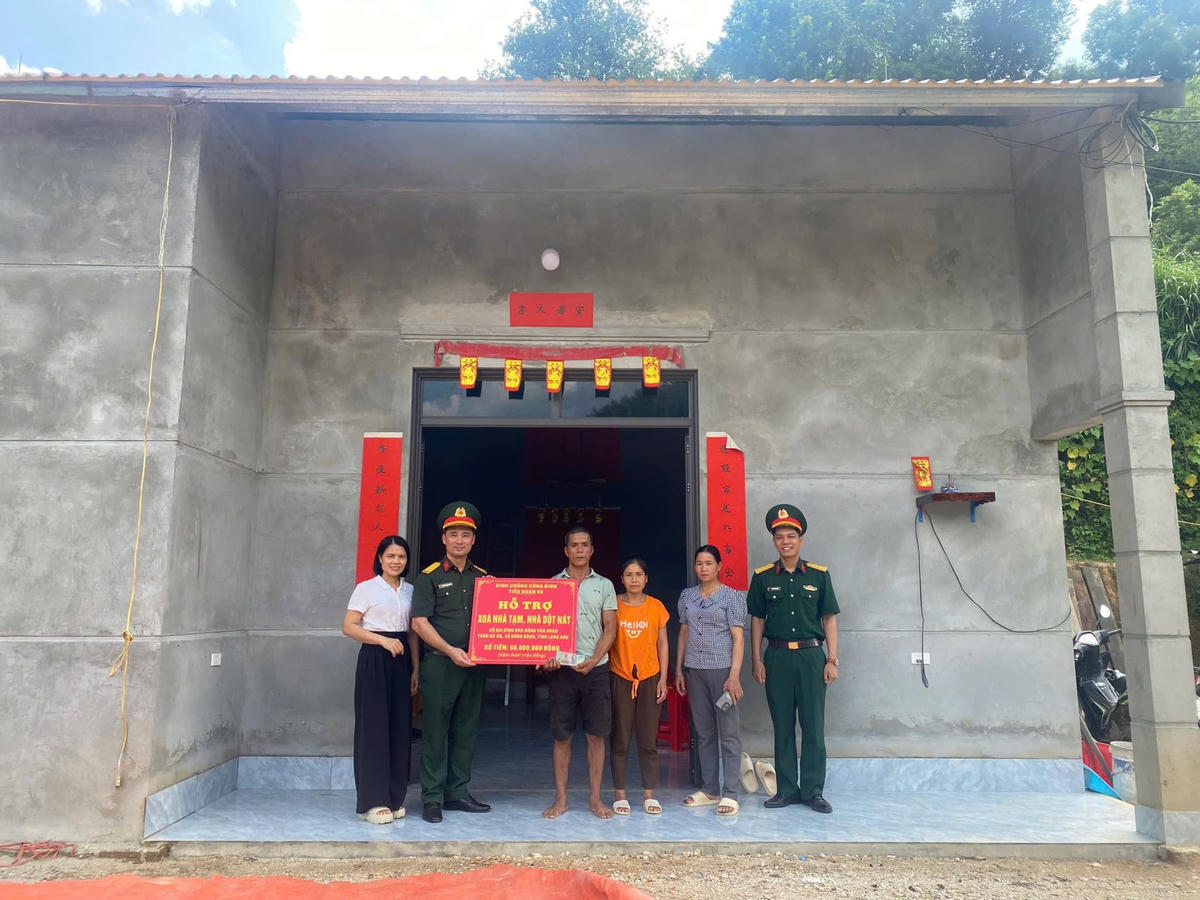 Tiểu đoàn 93 đã trao số tiền hỗ trợ xóa nhà tạm, nhà dột nát cho hộ gia đình có hoàn cảnh khó khăn ở thôn Nà Ân, xã Đồng Đăng (Lạng Sơn).