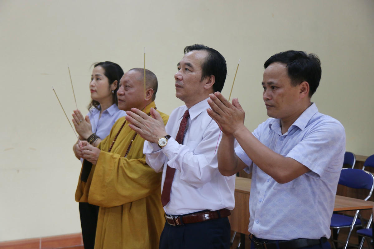 Đoàn thực hiện nghi thức dâng hương.