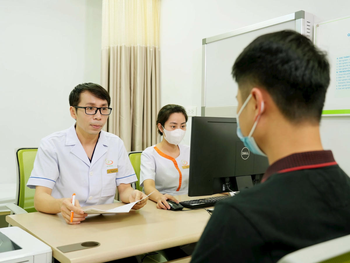 ThS.BS Äinh Hữu Viá»t - Trưá»ng khoa Nam há»c, Bá»nh viá»n Nam há»c và Hiếm muá»n Hà Ná»i tư vấn cho bá»nh nhân Äến thÄm khám (Hình minh há»a)