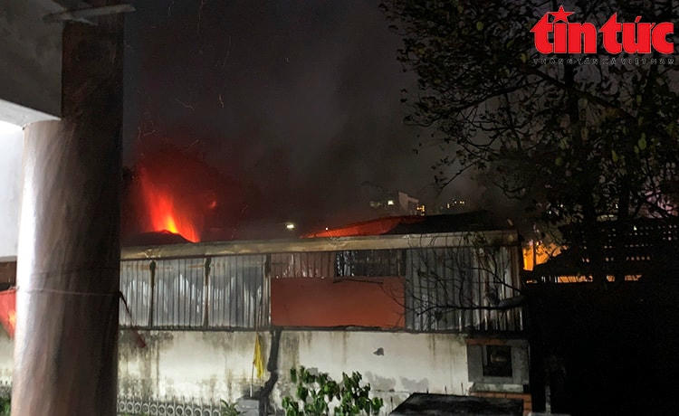 Ngọn lửa bốc cao trong khu nhà xưởng.