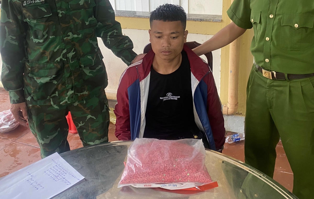 Bước đầu, Hồ A Kinh khai nhận, 18.000 viên nén màu hồng là ma túy tổng hợp.