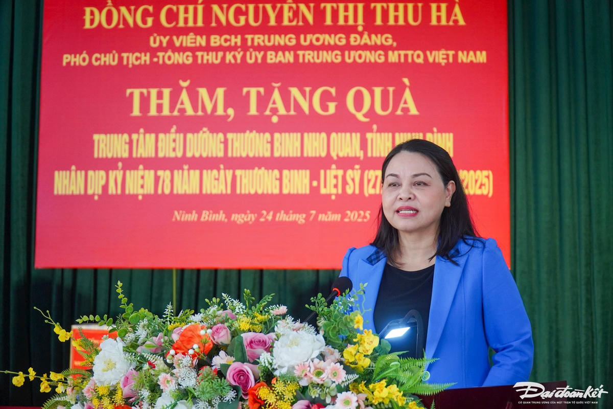 Phó Chủ tịch – Tổng Thư ký Nguyễn Thị Thu Hà bày tỏ lòng tri ân sâu sắc đến những người có công với cách mạng đang được chăm sóc, điều trị tại trung tâm. Ảnh: Đình Minh