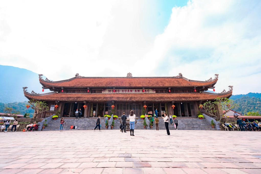 Du khách du xuân đầu năm và cầu bình an tại chùa Hạ. (Ảnh chụp tại Lễ khai hội Xuân Tây Yên Tử 2023).