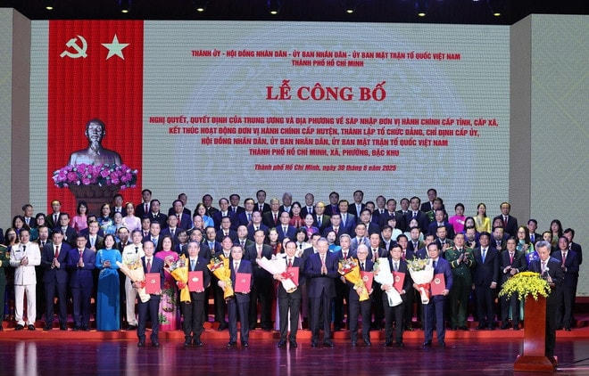 Tổng Bí thư Tô Lâm trao các nghị quyết, quyết định của Trung ương về việc sáp nhập đơn vị hành chính và thành lập tổ chức đảng, chỉ định cấp ủy, Hội đồng Nhân dân, Ủy ban Nhân dân, Ủy ban Mặt trận Tổ quốc Việt Nam của Thành phố Hồ Chí Minh. (Ảnh: Thống Nhất/TTXVN) 3006-tong-bi-thu-to-lam-10.jpg