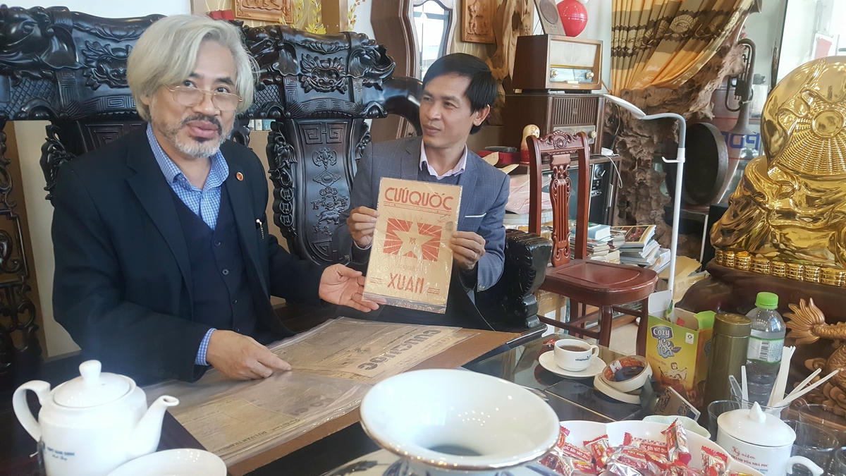 Ông Nguyễn Phi Dũng hiện sở hữu tờ báo xuân đầu tiên của báo Cứu Quốc, xuất bản vào xuân Quý Mùi, năm 1943.
