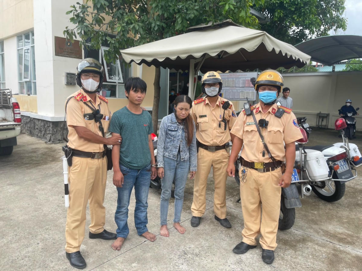 Hai đối tượng trộm cắp bị lực lượng chức năng khống chế và bàn giao.