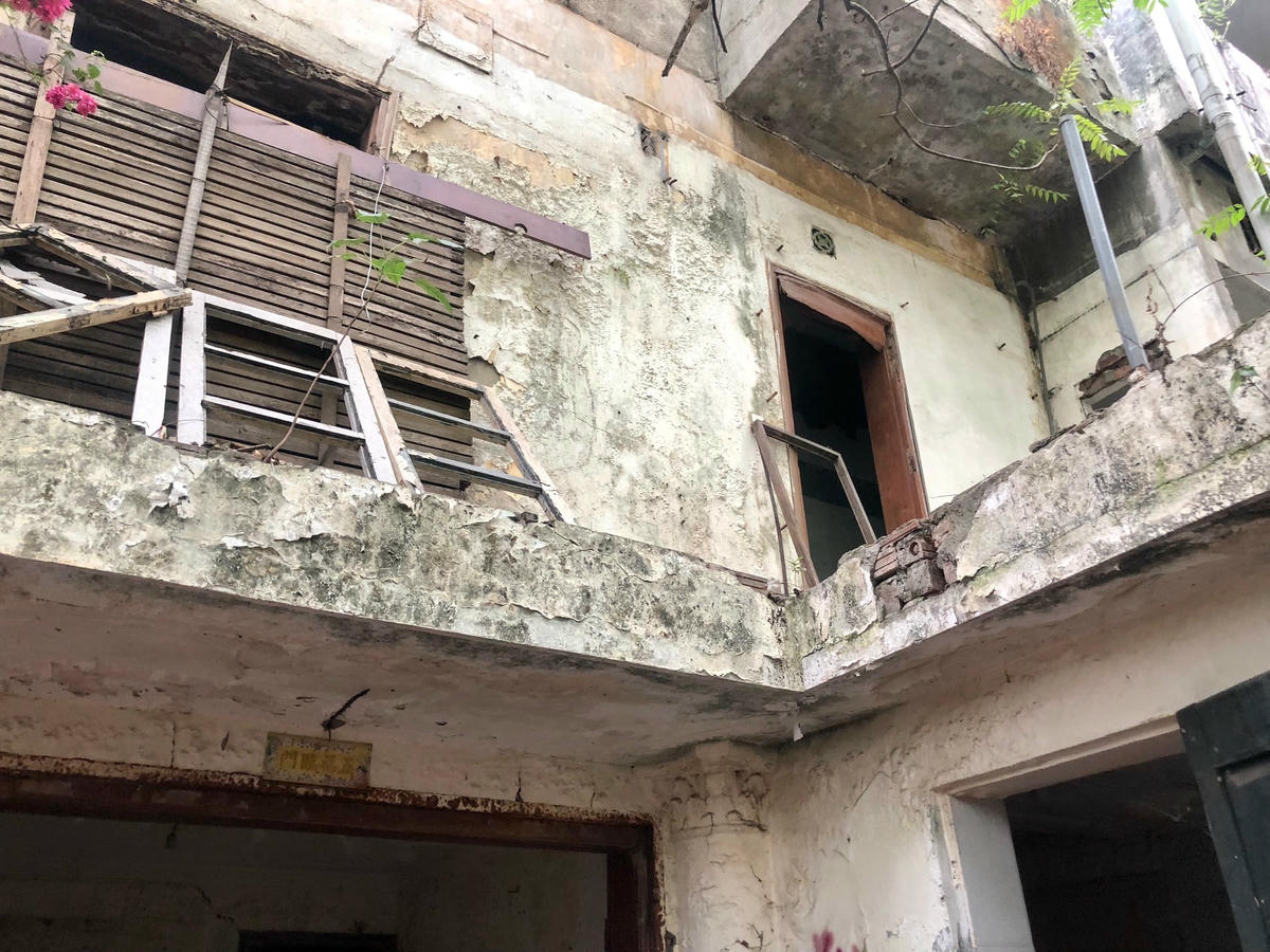 Kết cấu công trình, tường, cửa đều xuống cấp trầm trọng.