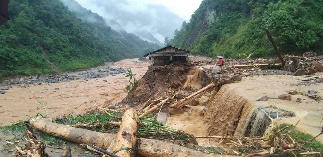 Từ tối ngày 5/8, mưa to khiến xã Hồ Bốn bị lũ lụt...