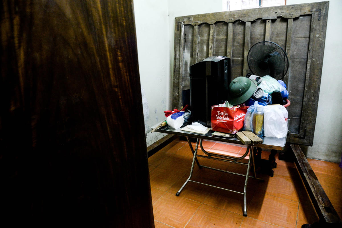 Để tránh nước ngập làm hư hại đồ đạc, gia đình bà Phượng phải để đồ ở những chỗ cao hơn mực nước.