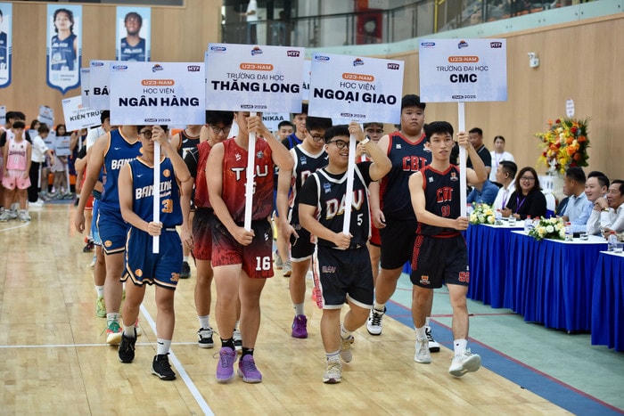 Đại diện một số đội bóng rổ diễu hành trong lễ khai mạc. f5868915-6758-4be7-afac-25c1221702da.jpg