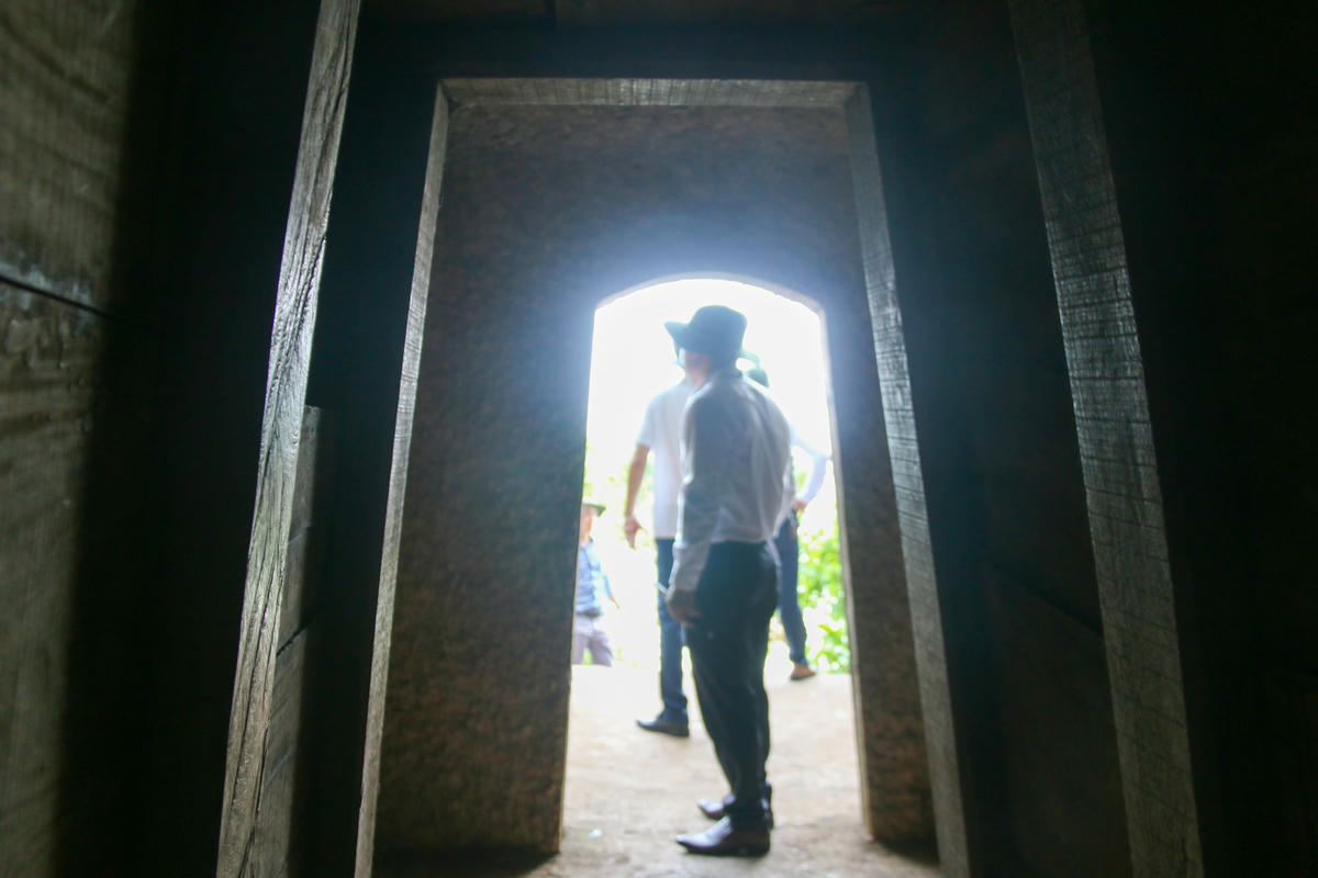 Hầm được chống đỡ bằng cột nhà, gỗ và ngụy trang khá kín đáo, tất cả đều đào chếch theo hướng gió, đảm bảo chức năng thông hơi cho đường hầm.