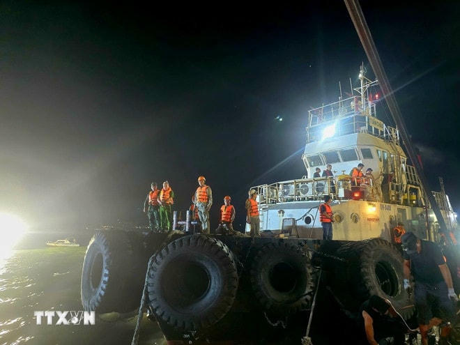 Phó Thủ tướng Trần Hồng Hà chỉ đạo tìm kiếm xuyên đêm vụ lật tàu du lịch trên vịnh Hạ Long. (Ảnh: Thanh Vân/TTXVN) ttxvn-pho-thu-tuong-chi-dao-tim-kiem-xuyen-dem-vu-lat-tau-du-lich-tren-vinh-ha-long-2007.jpg