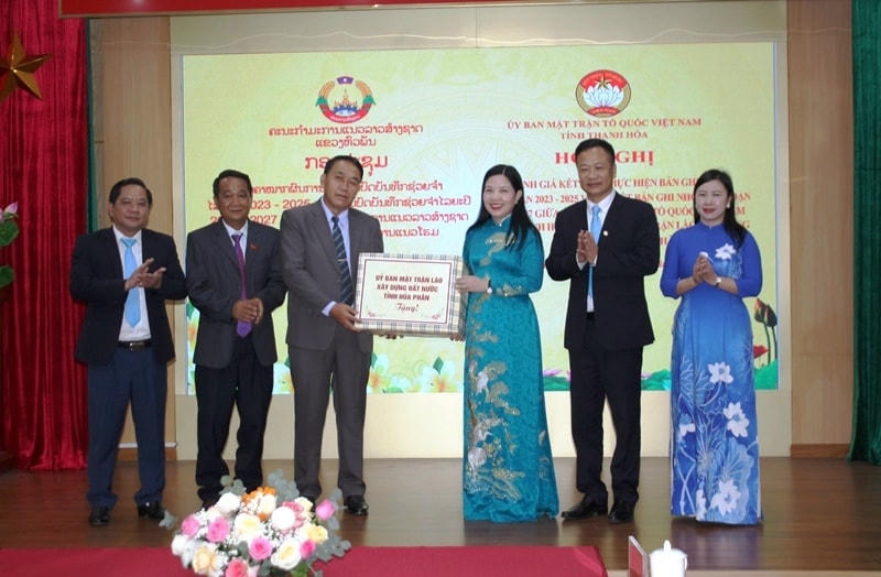 Nhân dịp này, các lãnh đạo Ủy ban MTTQ tỉnh Thanh Hóa và Ủy ban Mặt trận Lào xây dựng đất nước tỉnh Hủa Phăn đã trao tặng cho nhau những phần quà ý nghĩa. Trước đó, Đoàn đại biểu Ủy ban Mặt trận Lào xây dựng đất nước tỉnh Hủa Phăn đã đến dâng hoa, dâng hương ở Khu văn hóa tưởng niệm Chủ tịch Hồ Chí Minh tại thành phố Thanh Hóa. Đoàn cũng đã đến thăm, giao lưu, chia sẻ kinh nghiệm về hoạt động tại Tổng công ty cổ phần Hợp Lực. Sau khi thông tin khái quát tình hình khám, chữa bệnh của Bệnh viện đa