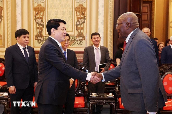 Chủ tịch nước Lương Cường tiếp Phó Chủ tịch nước Cuba Salvador Valdes Mesa. (Ảnh: Lâm Khánh/TTXVN) ttxvn-chu-tich-nuoc-luong-cuong-tiep-pho-chu-tich-nuoc-cuba-2904-2.jpg