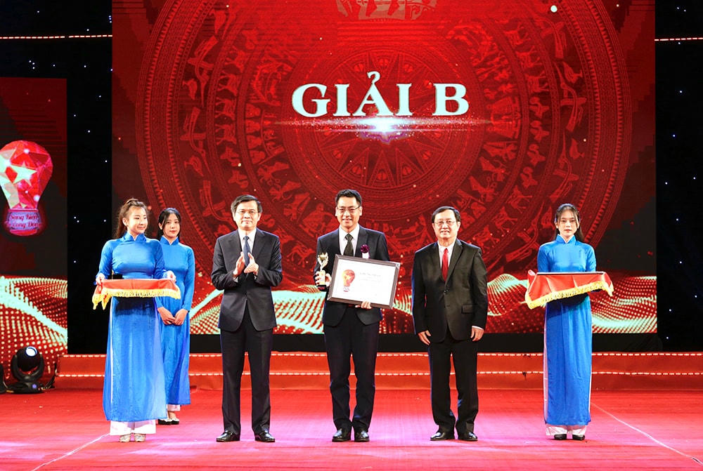 Đại diện nhóm tác giả Nguyễn Thảo Nguyên nhận giải B cuộc thi với sáng kiến “Xây dựng hệ thống tra cứu chỉ số công tơ và chủ động cảnh báo sản lượng điện bất thường”.