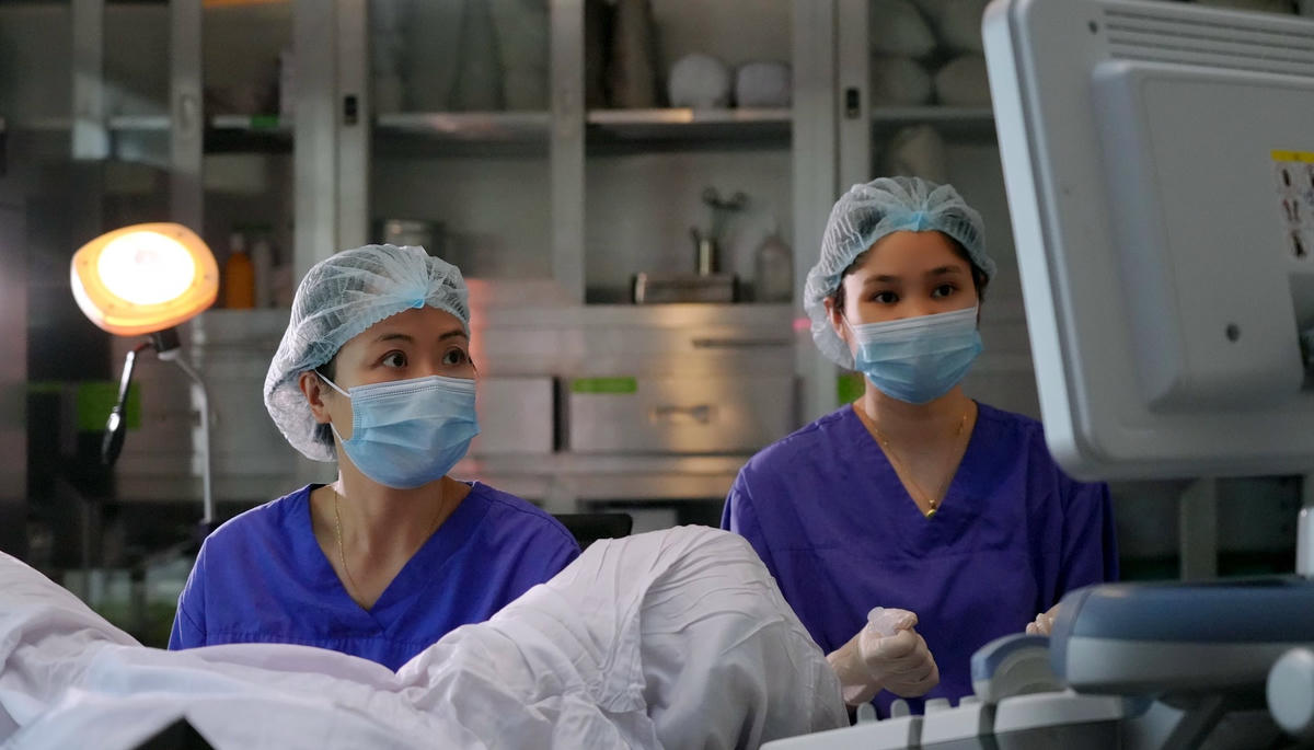 ThS.BS Lê Thị Thu Hiền thực hiện thủ thuật chọc hút noãn (1)