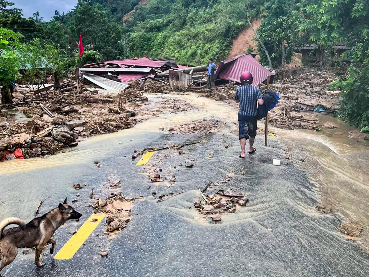 Chị Lang Ngọc Huyền (trú bản Cạn, xã Bát Mọt) cho biết: Khoảng 6h sáng ngày 26/8, gia đình chị gồm 4 người đang ở trong nhà thì nghe tiếng rầm, sau đó đất đá từ trên núi và suối tràn xuống, làm nhiều ngôi nhà bị đổ s Ảnh: Thường Xuân