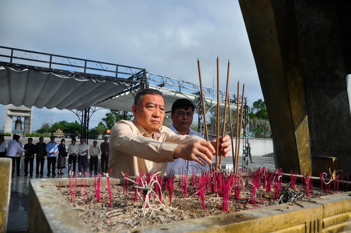 Dâng hoa, dâng hương viếng các anh hùng liệt sĩ.