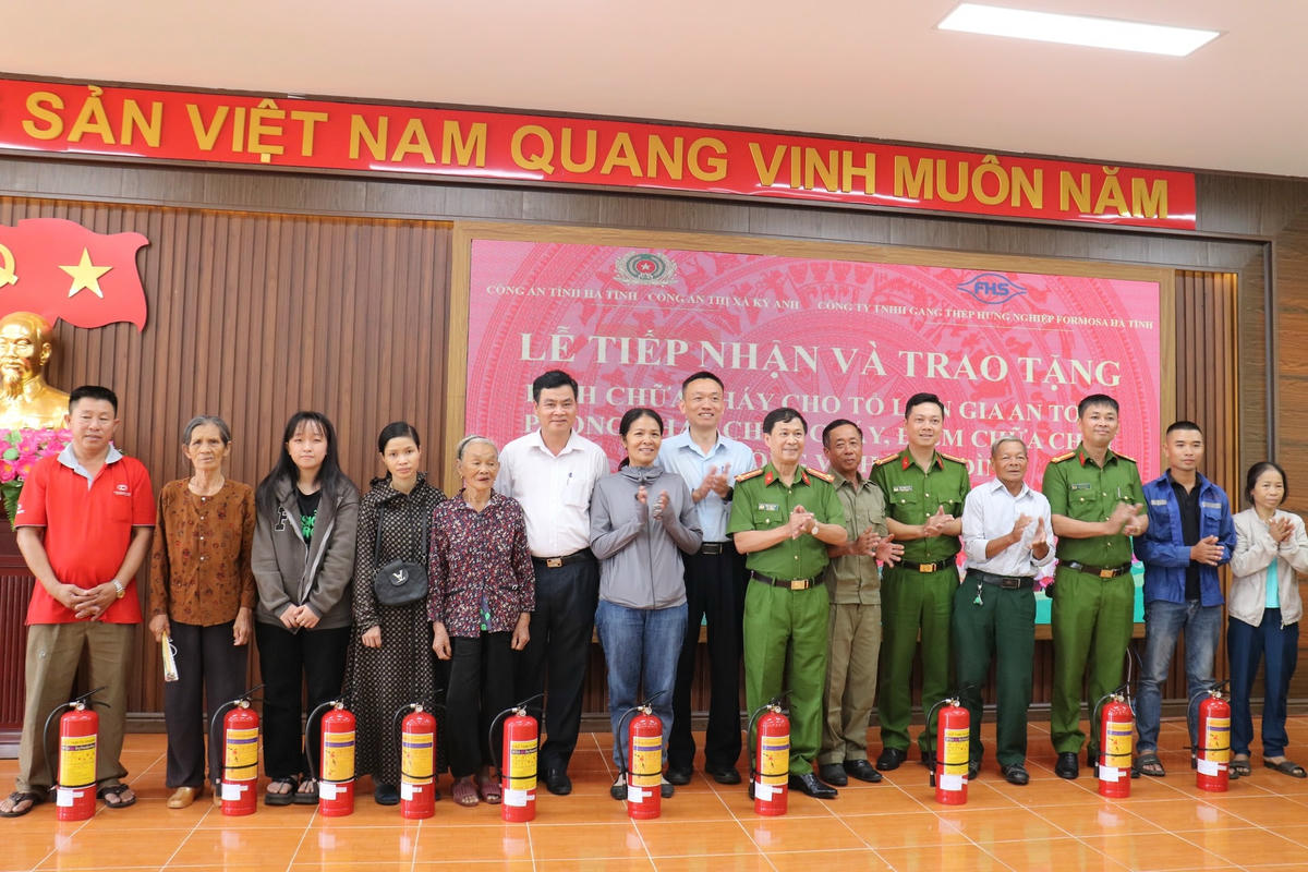 Đại diện Công an tỉnh Hà Tĩnh, Thị xã Kỳ Anh, Công an Thị xã Kỳ Anh trao tặng bình chữa cháy cho các hộ dân trên địa bàn Thị xã Kỳ Anh.