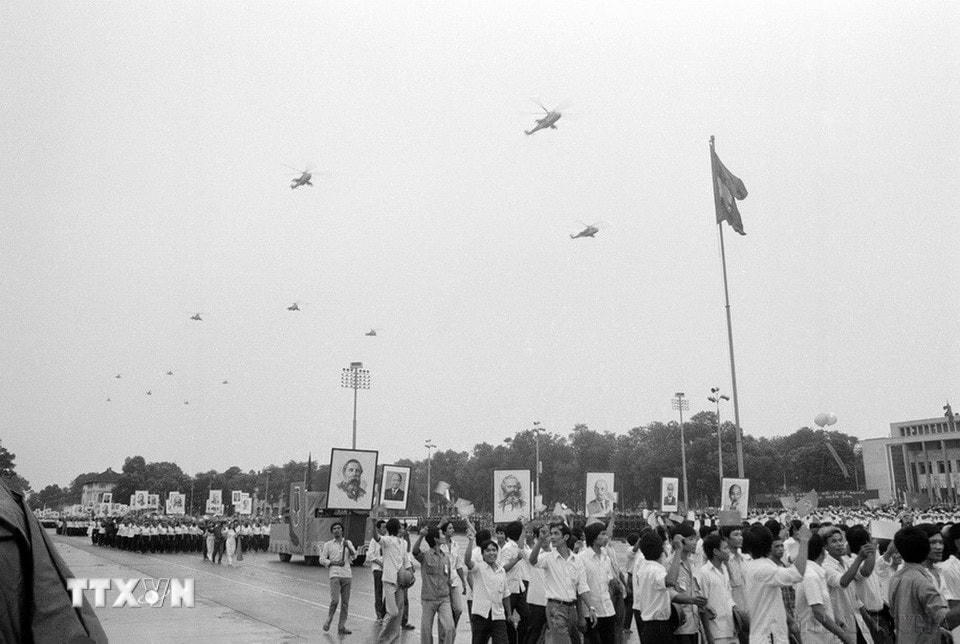 Lực lượng không quân Việt Nam bay qua quảng trường Ba Đình. (Ảnh: Xuân Lâm/TTXVN)