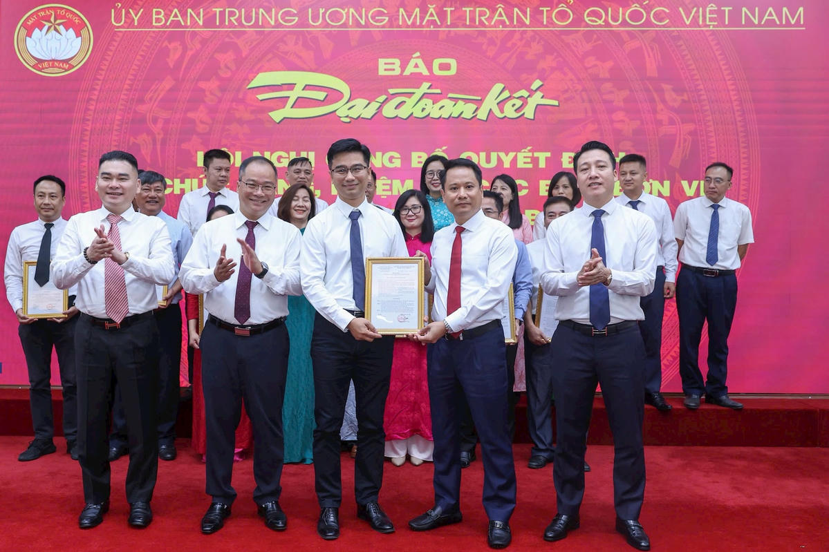 Tổng biên tập Trương Thành Trung trao quyết định bổ nhiệm phụ trách ban Nội dung số. Ảnh: Quang Vinh