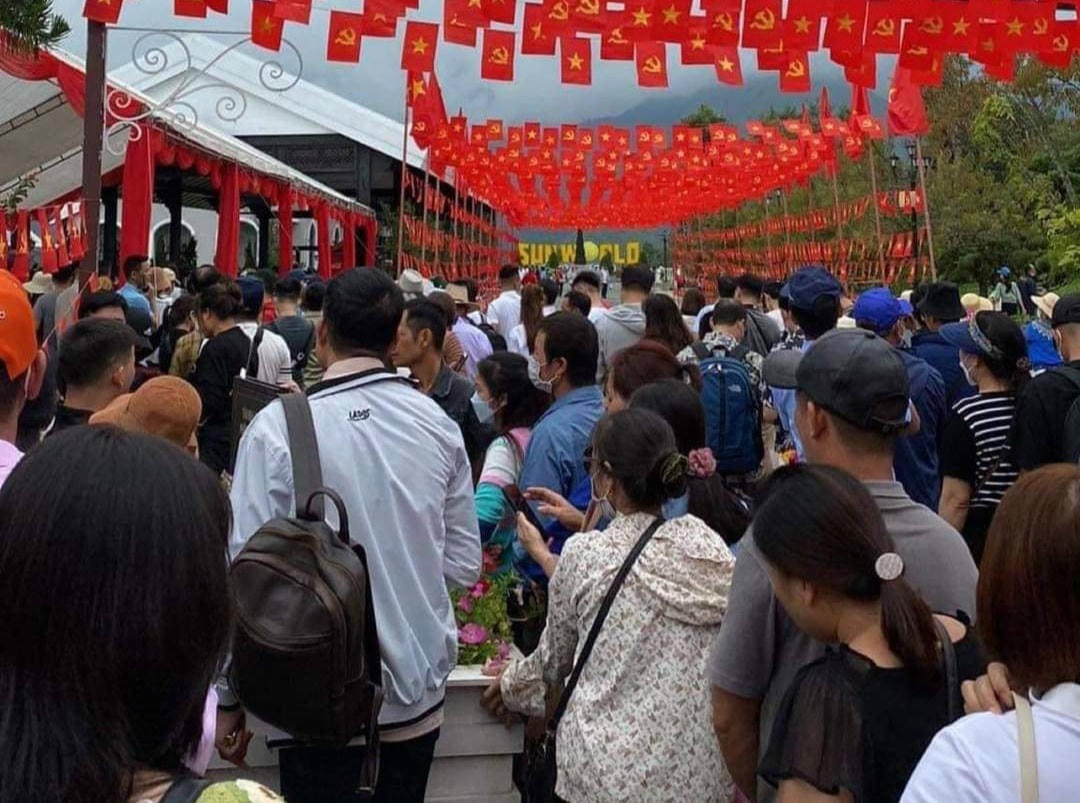 Mọi người phải chờ đợi rất lâu mới có thể lên được cáp treo. Ảnh Thế Anh