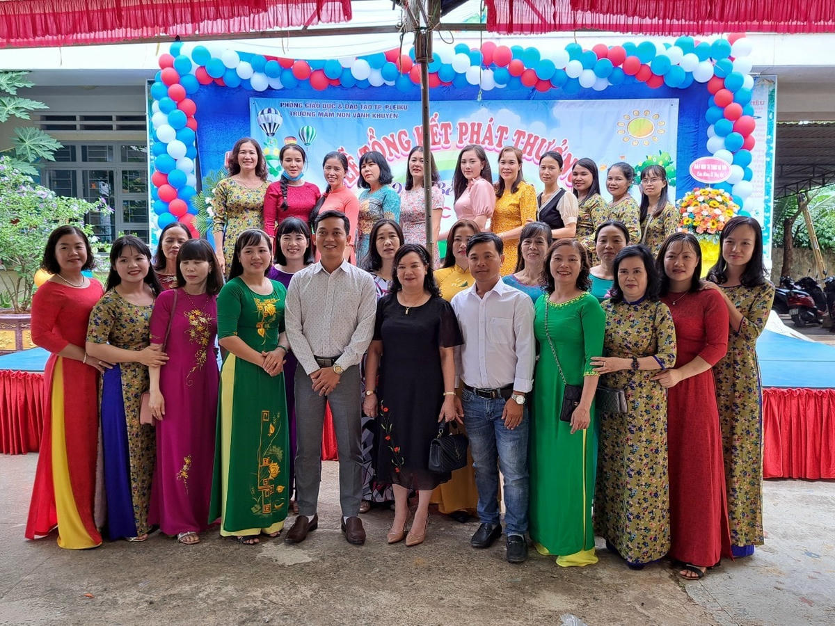 Tập thể sư phạm và Hội cha mẹ học trường Trường Mầm non Vành Khuyên, thành phố Pleiku trong Lễ tổng kết năm học 2021-2022.