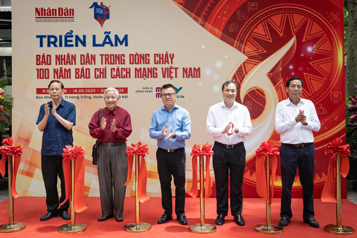 Lễ ra mắt các ấn phẩm, chuyên trang và triển lãm đặc biệt nhân kỷ niệm 100 năm Ngày Báo chí Cách mạng Việt Nam. (Ảnh: SƠN TÙNG)