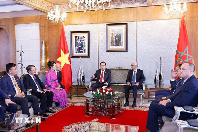 Chủ tịch Quốc hội Trần Thanh Mẫn gặp ngắn Chủ tịch Hạ viện Vương quốc Maroc Rachid Talbi Alami tại Sân bay Sale Rabat. (Ảnh: Doãn Tấn/TTXVN) ttxvn-chu-tich-quoc-hoi-tham-maroc-2.jpg