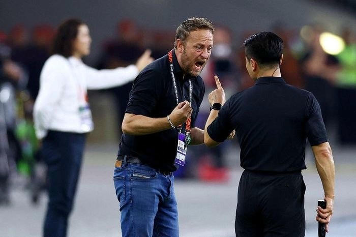 HLV Polking phản ứng với trọng tài trong trận thua Malaysia - Ảnh: Getty.