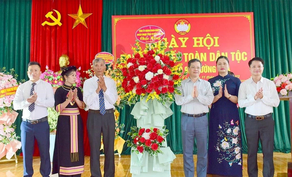 Đồng chí Chủ tịch UBND tỉnh Nguyễn Văn Sơn và các đồng chí lãnh đạo tỉnh tặng hoa chúc mừng nhân dân tổ 9, phường Ỷ La nhân dịp Ngày hội Đại đoàn kết toàn dân tộc.