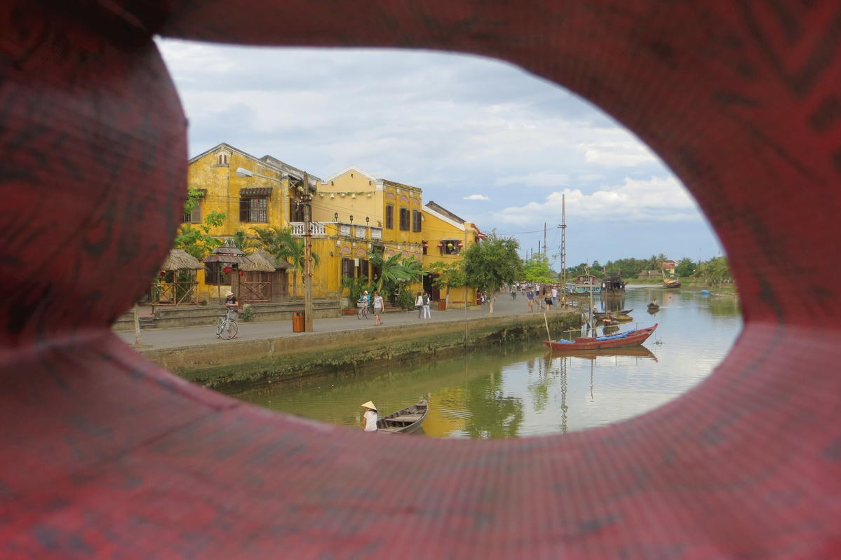 Phố cổ bên dòng sông Hoài. ẢNH:CHÍ SƠN.